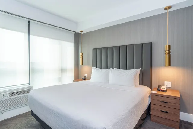 جناح بسرير كينج مع أريكة بمطبخ، Sandman Signature Sherwood Park Hotel 1/4