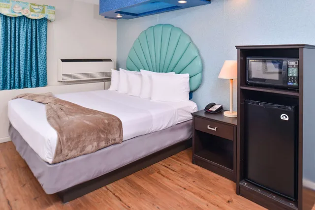 Standard, King Bed, Sofa, Jetted Tub, Atlantis Family Waterpark Hotel, an Ascend Collection Hotel 3/10