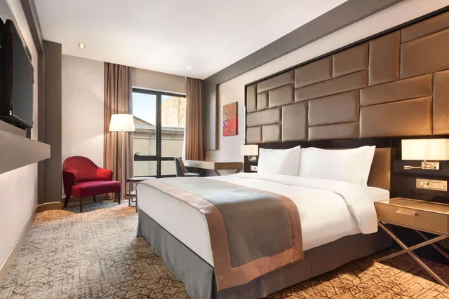 غرفة بسرير كينج بشرفة بإطلالة، Wyndham Grand Tbilisi 3/3
