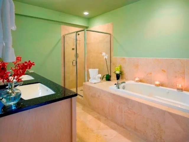 جناح تنفيذي بسرير كينج وسرير كوين بإطلالة على النهر بغرفتي نوم مع أريكة، Grand Eastonian Suites Hotel 1/1