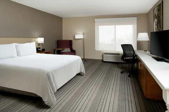 غرفة بسرير كينج بحوض استحمام لذوي الإعاقة، Hilton Garden Inn Roseville 3/4
