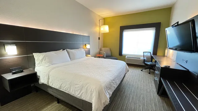 غرفة تنفيذية بسرير كينج، Holiday Inn Express Hotel And Suites Decatur 1/4