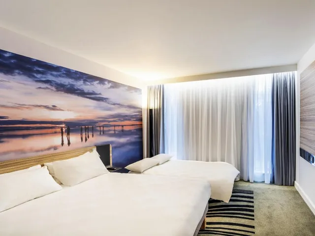 غرفة قياسية بسرير مزدوج وسرير فردي مع أريكة، Novotel Leicester 1/8