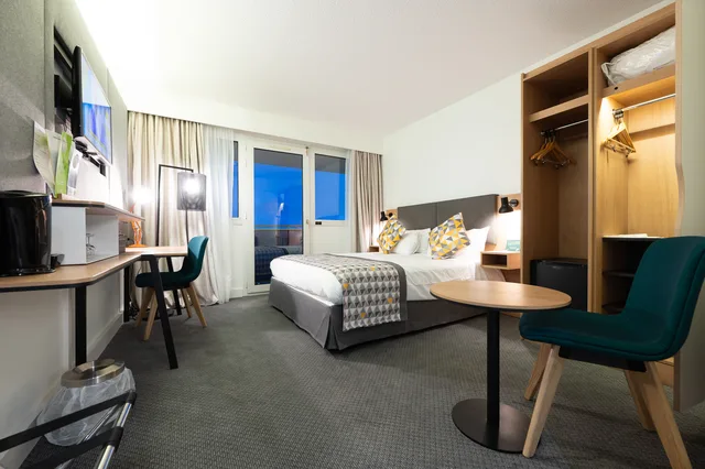 غرفة بسرير كوين بإطلالة على البحر، Holiday Inn Calais 5/6