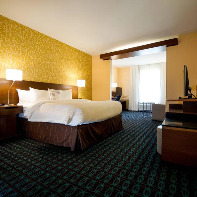 غرفة بسرير كينج مع أريكة بحوض استحمام لذوي الإعاقة، Fairfield Inn Suites Cambridge 1/4