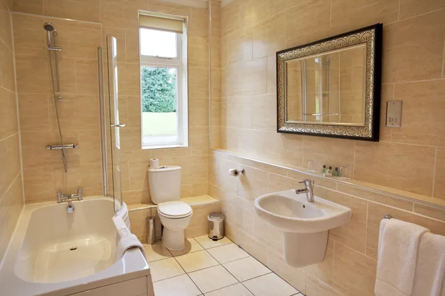 غرفة قياسية بسريرين منفصلين في الملحق، Walworth Castle Hotel, BW Signature Collection 3/4