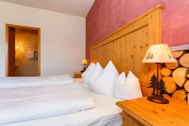 غرفة كلاسيكية بسرير كوين، Landhotel and Berggasthof Panorama 5/7