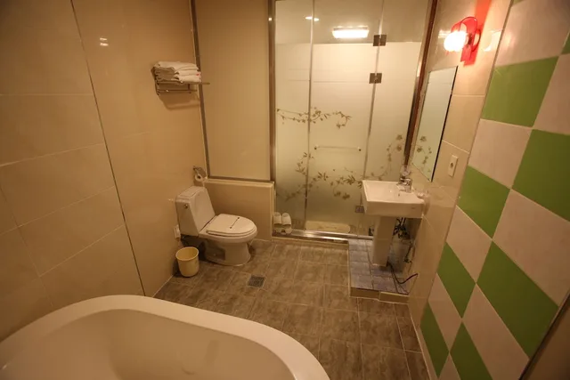 غرفة ديلوكس بسرير مزدوج وسرير فردي، Hill House Hotel 5/6