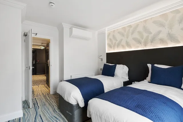 غرفة سوبيريور بسريرين منفصلين، Commodore Hotel London 2/6
