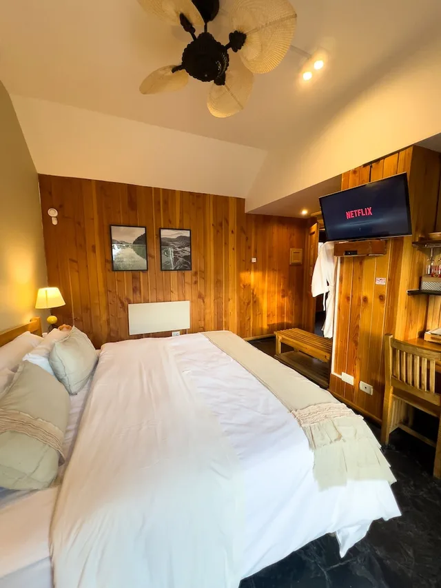 غرفة قياسية بسريرين منفصلين بإطلالة على البحيرة، Arrayan Lake View Mountain Lodge & Casa De Te Arra 2/10