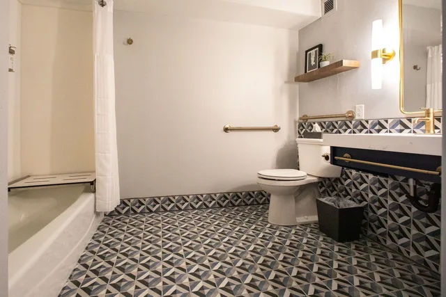 غرفة قياسية بسرير كوين لذوي الإعاقة، Hotel Denim 2/2