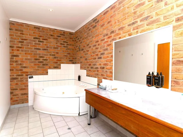 Spa, Suite, Queen Bed, MERCURE PORT OF ECHUCA 6/7