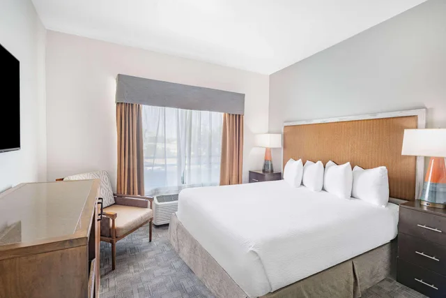 غرفة بسرير كينج، Ramada by Wyndham Bakersfield North 1/1