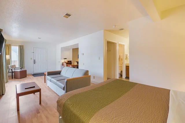 غرفة بريميوم بسرير كوين لذوي الإعاقة، Studio6 Extended Stay - Greensboro, NC 2/3