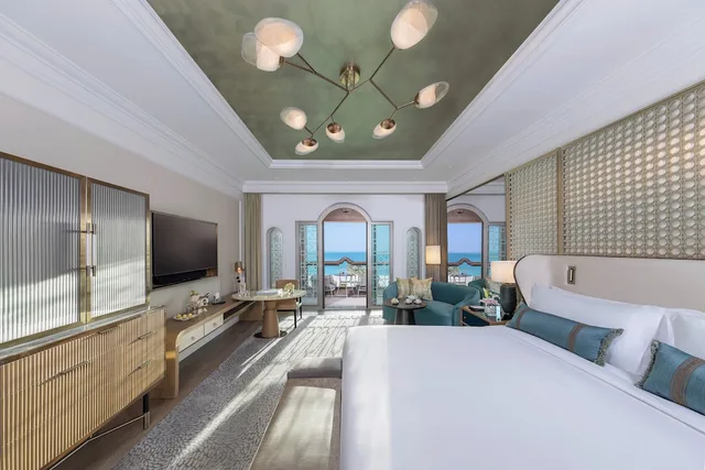 غرفة ديلوكس عائلية بسرير كينج وسريرين منفصلين بإطلالة على البحر، Emirates Palace Mandarin Oriental Abu Dhabi 1/3