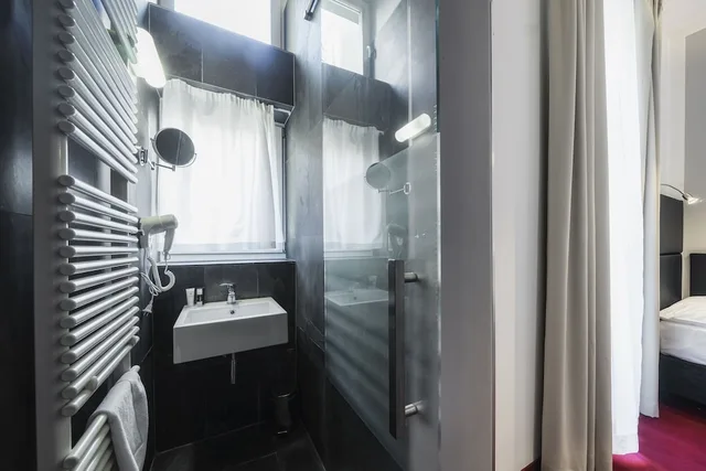 غرفة قياسية ثلاثية بسرير مزدوج وسرير فردي، Hotel Noir 8/9