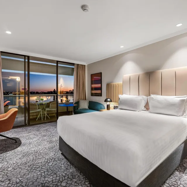 غرفة بريميوم بسرير كينج وسرير كوين بإطلالة على النهر بشرفة، Crowne Plaza Perth 5/10