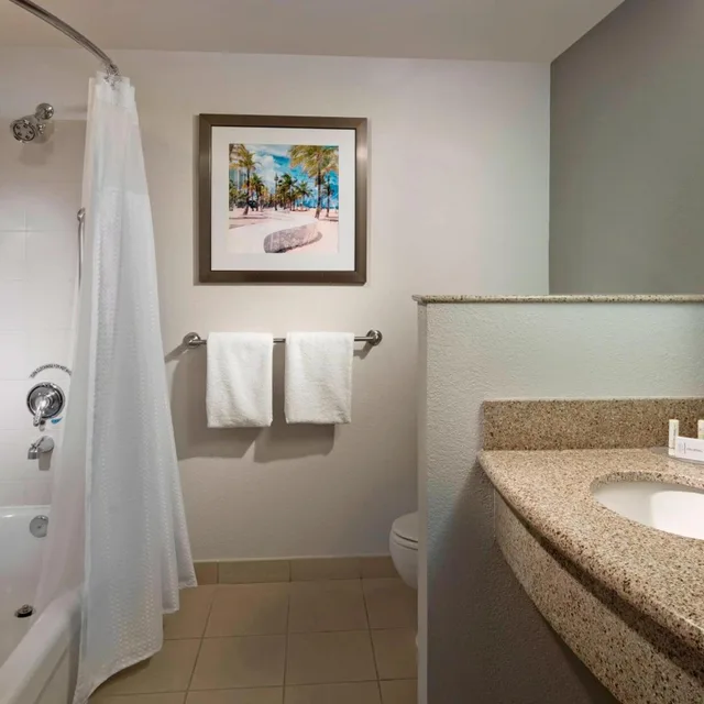 Redesigned, Guest Room, 2 Queen Beds, Sofa, Large، Courtyard Fort Lauderdale Airport and Cruise Port 3/3
