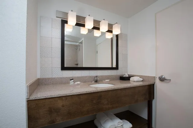 غرفة بسرير كينج بحوض جاكوزي، Country Inn & Suites by Radisson, Boone, NC 2/6