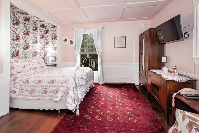 Rose, Queen Bed, Private Bathroom، Bath Street Inn 1/5