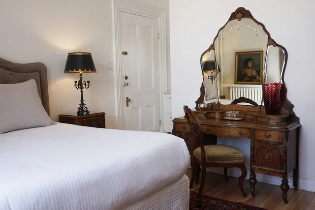 غرفة قياسية بسرير كوين، Hotel Marie-Rollet 2/6