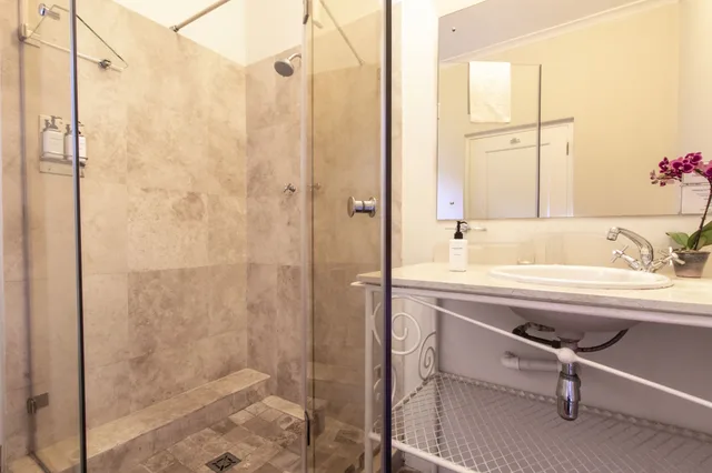 1 Bedroom, Standard, Twin Beds, Balcony, Garden Area، Auberge Burgundy Guest House Hermanus 2/4