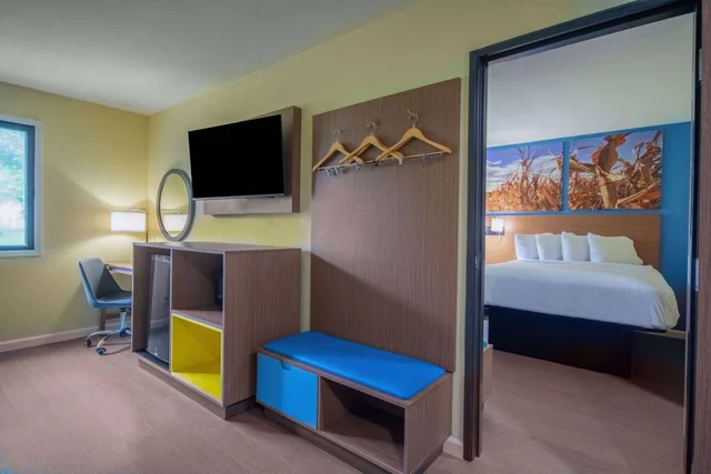جناح بسرير كوين بمطبخ صغير، Days Inn & Suites by Wyndham Waterloo 1/5