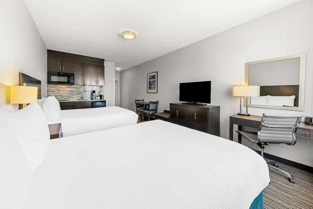 غرفة بسريرين كوين بمطبخ صغير، Best Western Plus Airdrie Gateway 1/4