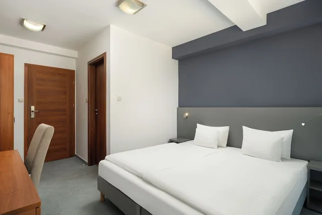 غرفة قياسية بسريرين منفصلين، Hotel Yacht Wellness & Business 1/6
