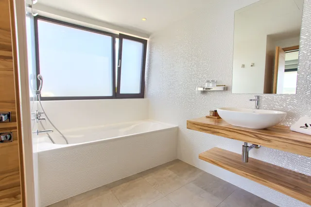 جناح رئاسي بسرير كينج بإطلالة على البحر بشرفة مع أريكة بجاكوزي، Hotel Villa Margaret 4/4