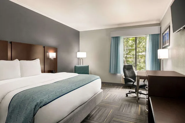 غرفة بسرير كينج، La Quinta Inn & Suites by Wyndham Dublin 2/5