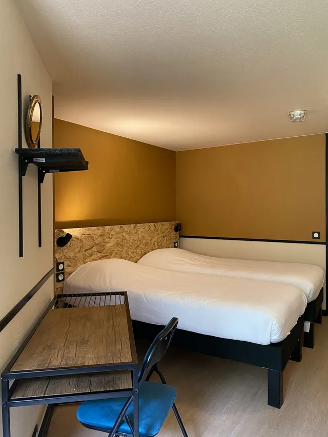 غرفة قياسية بسريرين منفصلين، Greet Hotel Villeneuve La Garenne 5/8