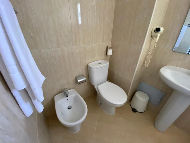 غرفة بسريرين منفصلين بحوض استحمام، Azur Hotel 5/7