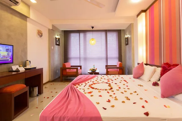 جناح، Topaz Hotel 1/10