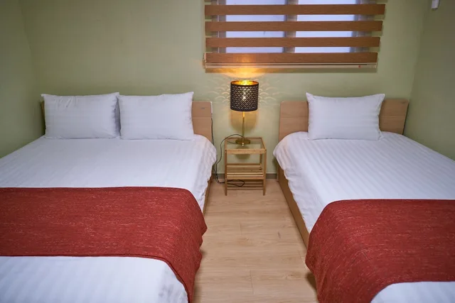 غرفة ثلاثية بسرير كوين وسرير فردي، R Guesthouse 7/10
