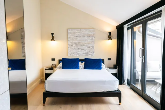 جناح جونيور، Roma Luxus Hotel 1/2