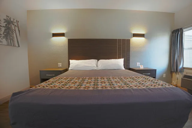 غرفة بسرير كينج بمطبخ صغير لغير المدخنين، Sunrise Inn by OYO Titusville FL 5/8