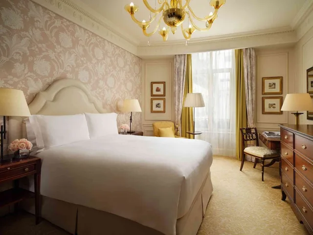 غرفة سوبيريور بسرير كوين، The Savoy Hotel 3/10