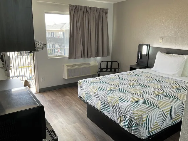 غرفة قياسية بسرير كوين للمدخنين، Motel6 Odessa 2/9