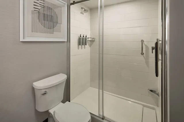غرفة بسرير كينج لذوي الإعاقة، Courtyard by Marriott Regina Downtown 2/2