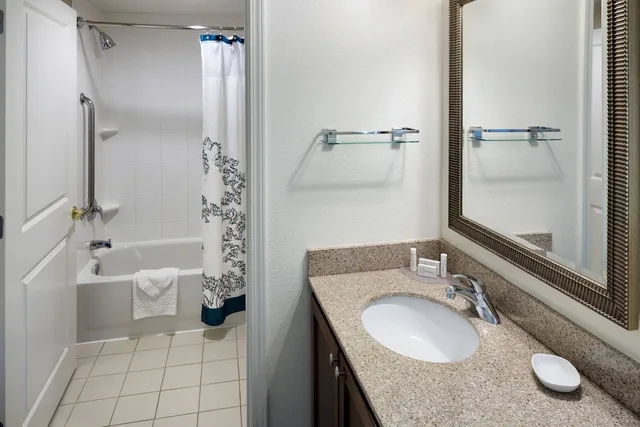 جناح بسرير كينج بغرفة نوم واحدة مع أريكة، Residence Inn by Marriott Milford 3/3