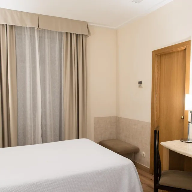 غرفة بسرير مزدوج أو سريرين منفصلين، Hotel Inglaterra 7/10