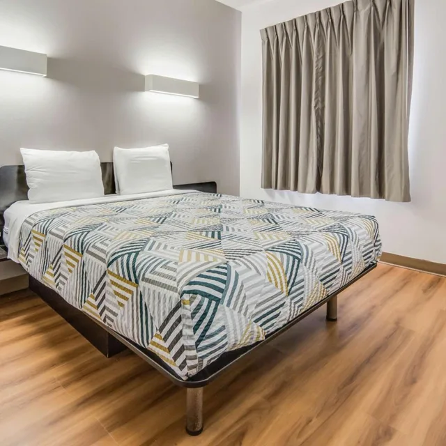 1 Queen Bed - Mobility Accessible Tub Nsmk، Motel6 Cleburne, TX 6/8