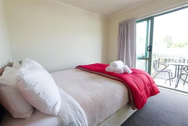 2 Bedrooms, Family, Apartment, 1 Single and 2 Queen Beds, Bathtub، Hamilton Settlers Motor Lodge 2/2