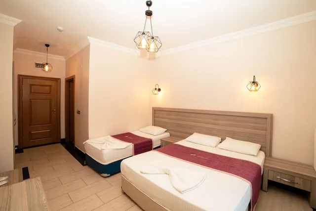 غرفة ثلاثية بسرير مزدوج وسرير فردي بإطلالة على المسبح بشرفة، Kuzey Park Hotel Arc-En-Ciel 1/2