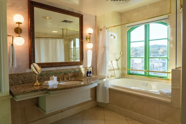جناح بسرير كينج، Carlton Hotel 6/8