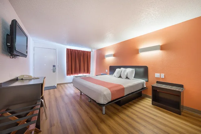 غرفة ديلوكس بسرير كينج للمدخنين، Motel6 Hamburg, NY 1/2