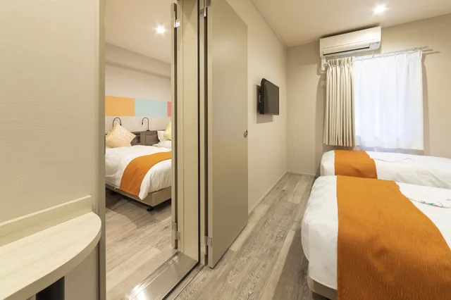 غرفة متصلة بأربعة أسرّة وسريرين منفصلين، Sarasa Hotel Dotonbori 3/3