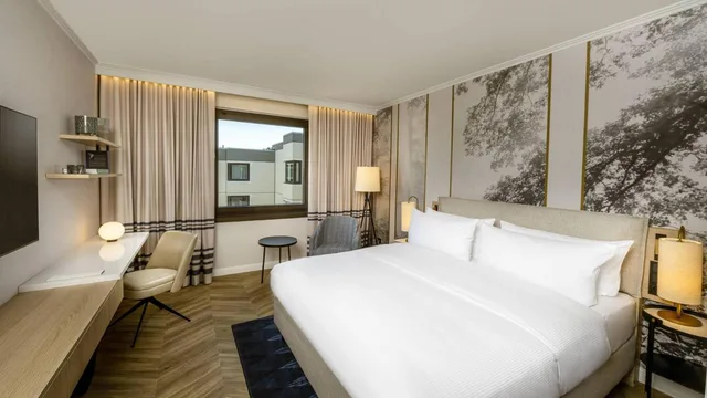 غرفة متصلة عائلية بسرير كينج وسريرين منفصلين، DoubleTree by Hilton Berlin Ku’damm 2/7