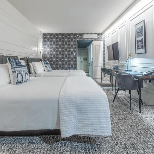 غرفة بسرير كينج وسريرين كوين، L Hotel Du Capitole 6/9
